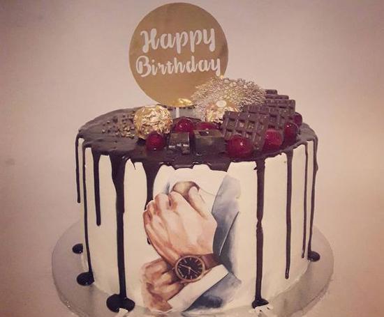 ژست عکس با کیک تولد مردانه
