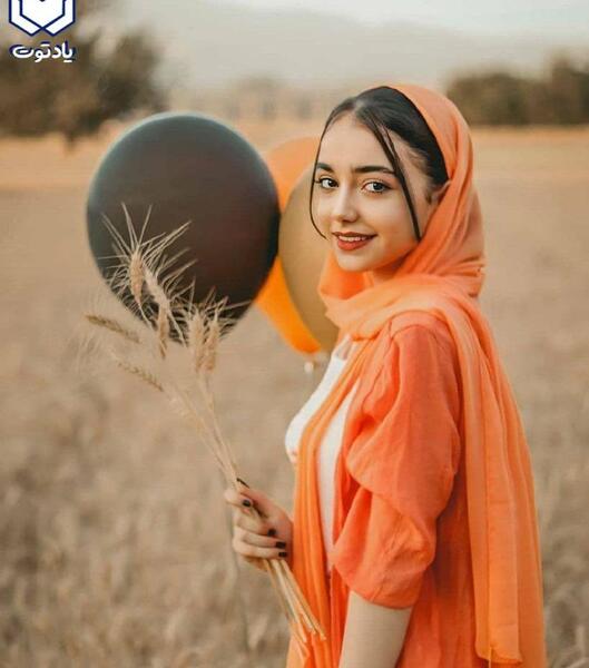 ژست عکس با کیک تولد در پارک