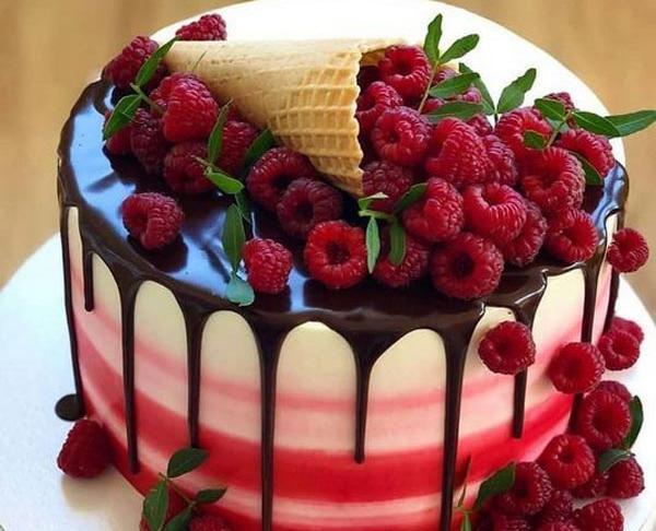 عکس کیک تولد با تزیین ژله بریلو