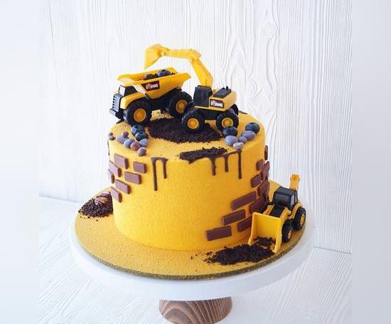 عکس کیک تولد پسرانه رنگ زرد