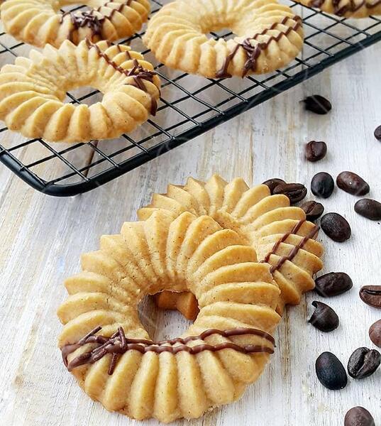 عکس شیرینی قهوه ای