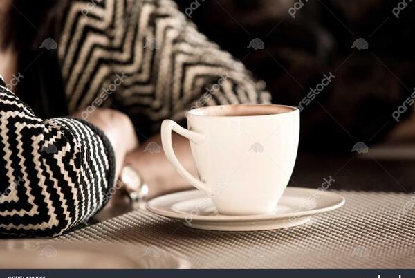 عکس قهوه روی میز کافه