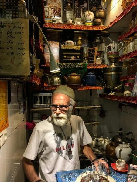 عکس معروف پیرمرد قهوه خانه