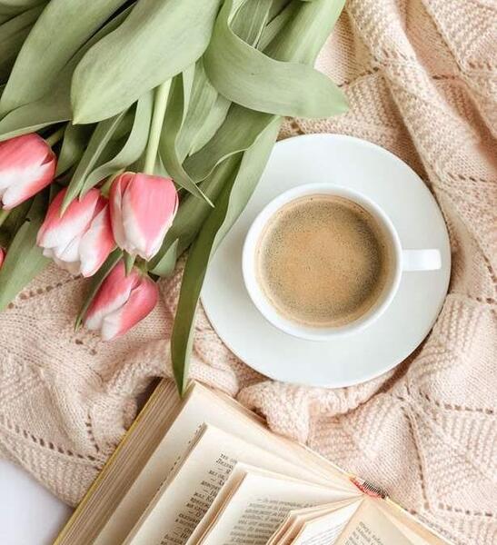 عکس پروفایل کتاب و گل و قهوه