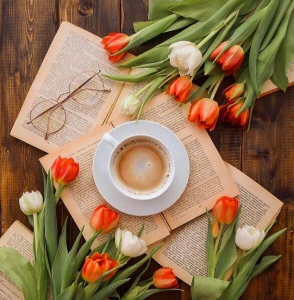 عکس پروفایل کتاب و گل و قهوه