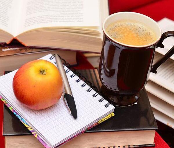 عکس پروفایل کتاب و عینک و قهوه