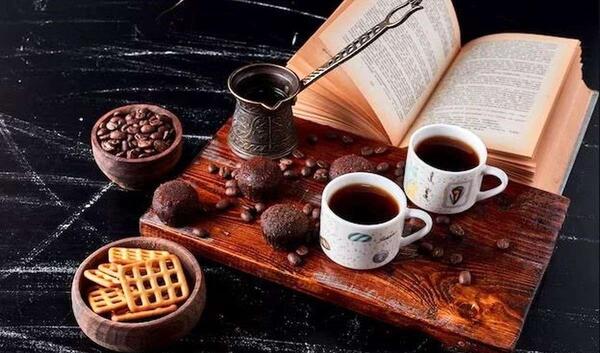 عکس از قهوه و کتاب