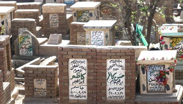 عکس قبر هایده در وادی السلام