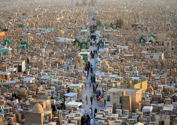 عکس قبر هایده در وادی السلام