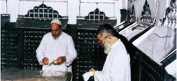 عکس سنگ قبر قدیمی امام رضا