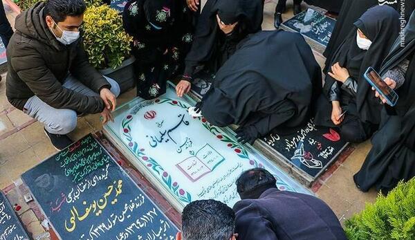 عکس از سنگ قبر حاج قاسم سلیمانی