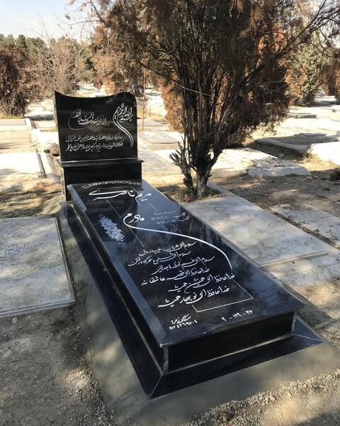 عکس از سنگ قبر حاج قاسم سلیمانی
