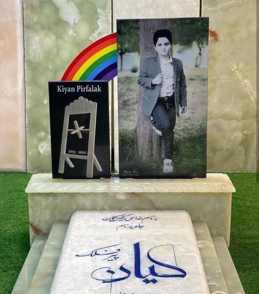 عکس سنگ قبر رستم قاسمی