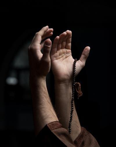 عکس قران و تسبیح در دست