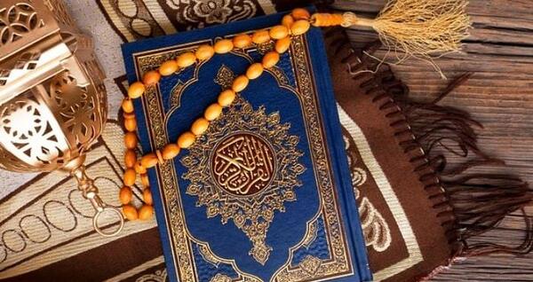 عکس قران و تسبیح در دست