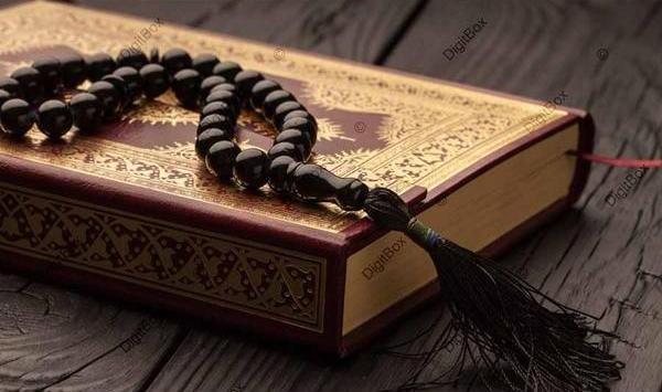 عکس قران و تسبیح در دست