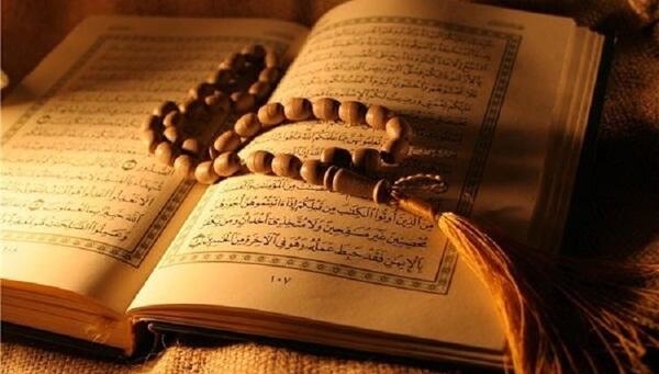 عکس قران و تسبیح در دست
