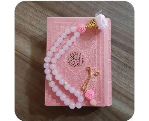عکس قران با گل و تسبیح