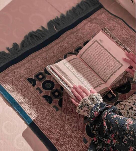 عکس دختر قرآن به دست