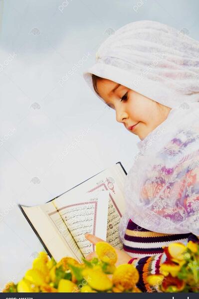 عکس دختر قرآن به دست