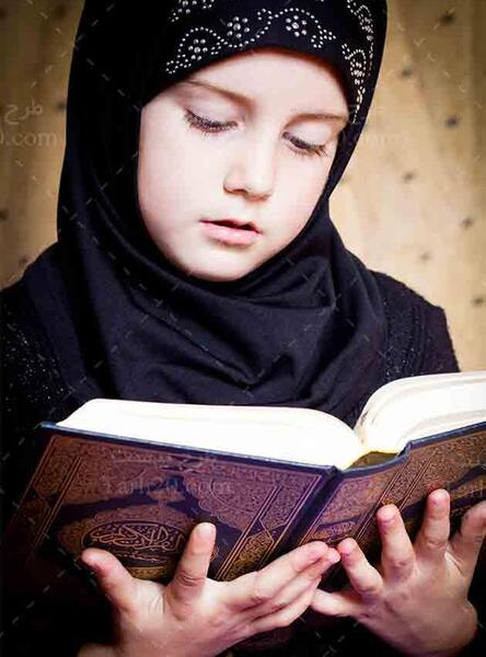 عکس دختر قرآن به دست
