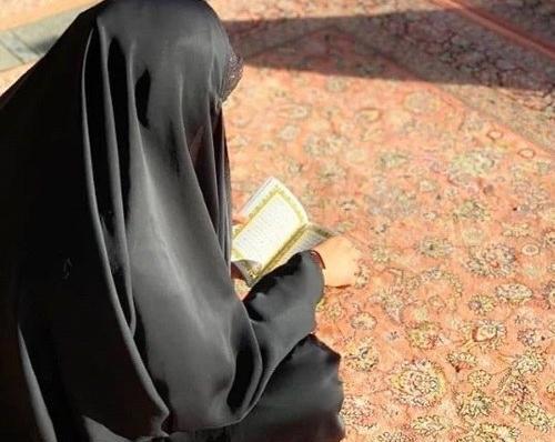 عکس دختر قرآن به دست