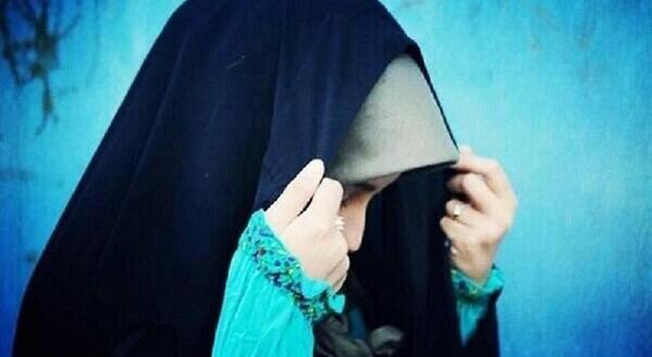 عکس دختر قرآن به دست