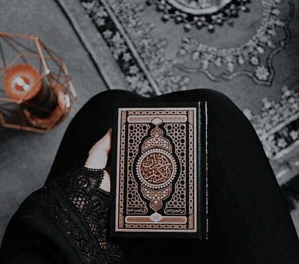 عکس دست دختر با قران