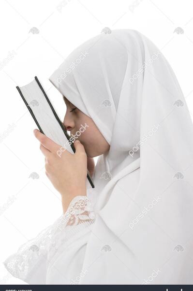 عکس دست دختر با قران