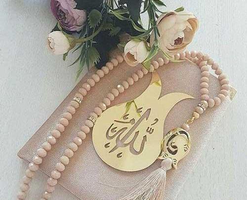 عکس دست دختر با قران