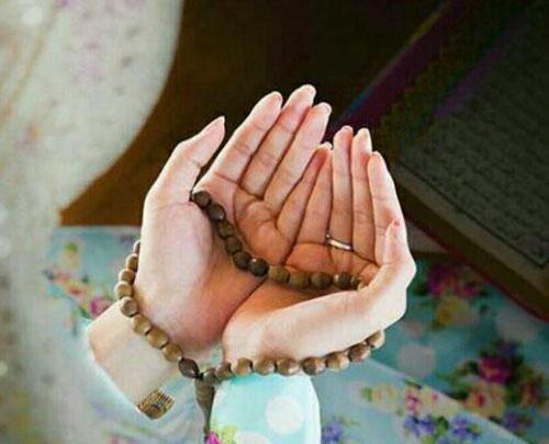عکس دست دختر با قران