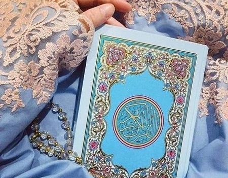 عکس دست دختر با قران