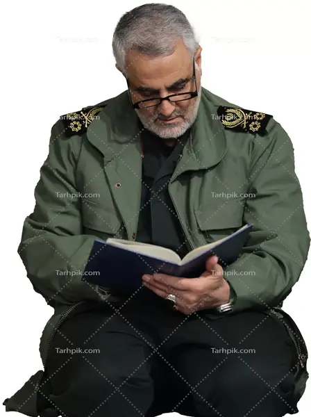 عکس حاج قاسم در حال قرآن خواندن