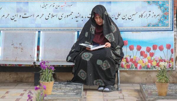 عکس قرآن خواندن حاج قاسم سلیمانی