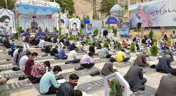 عکس قرآن خواندن حاج قاسم سلیمانی