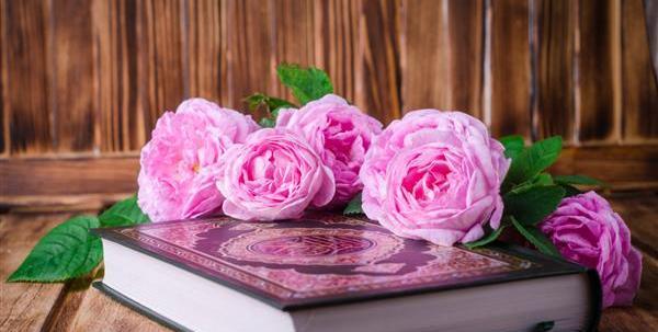 عکس قران با گل قرمز
