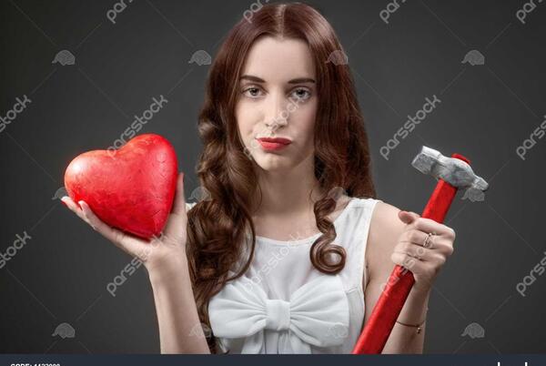 عکس زن قلب شکسته