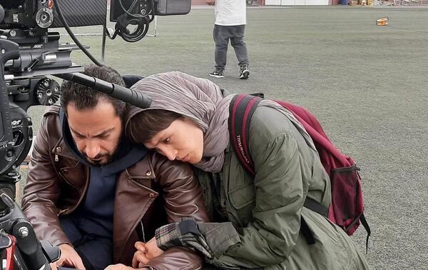 عکس فرشته حسینی در جنگل آسفالت