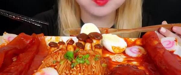 عکس غذا خوردن کره ای