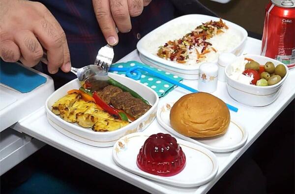 عکس غذا در قطار