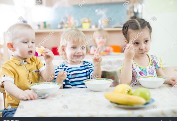عکس غذا خوردن بچه