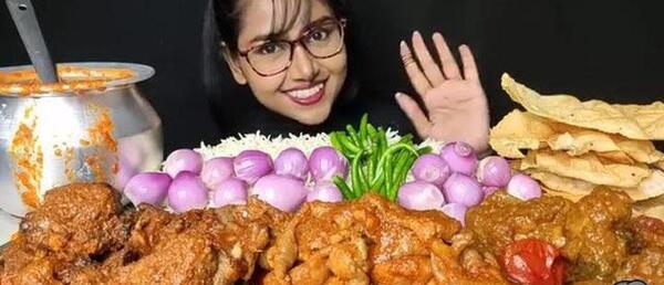 عکس غذا خوردن خارجی