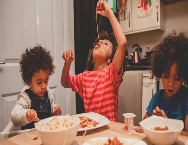 عکس آداب غذا خوردن برای کودکان
