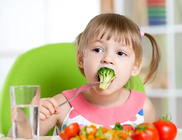 عکس آداب غذا خوردن برای کودکان