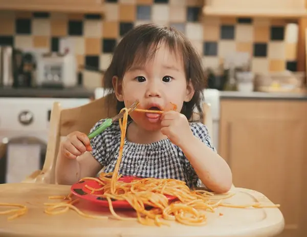 عکس آداب غذا خوردن برای کودکان