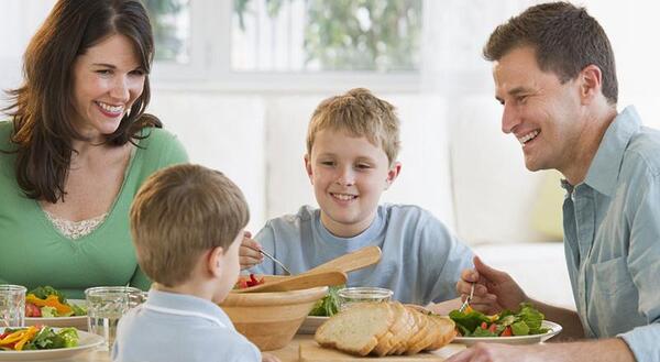 عکس آداب غذا خوردن برای کودکان