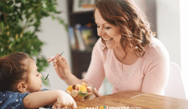 عکس کودک در حال غذا خوردن