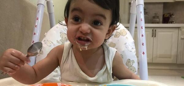 عکس کودک در حال غذا خوردن