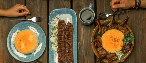 عکس میز غذا در رستوران