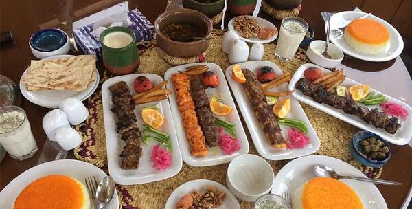 عکس میز غذا در رستوران